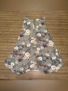 DAYTRIP Sleeveless Floral Top with Keyhole Lace Bust